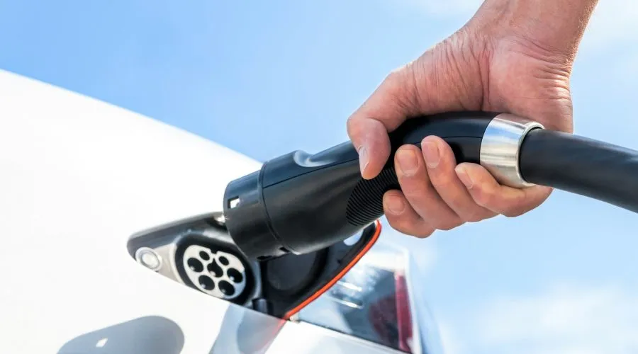 coneva GmbH bietet Installateur:innen neues Komplettangebot für PV-Überschuss-Laden