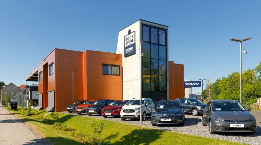 coneva rüstet Standorte der Autohaus Koch GmbH mit Energiemanagementsystem für vernetzte Steuerung von Ladeinfrastruktur und PV aus