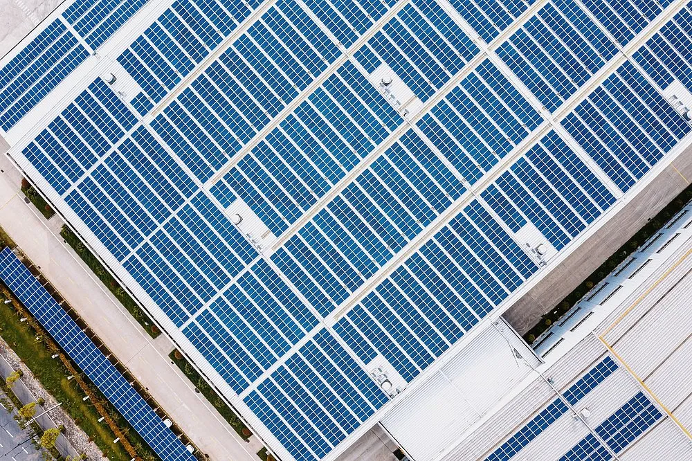 Photovoltaikanlagen auf einem Gebäudedach.