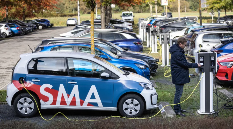 Den eigenen Fuhrpark kostenoptimiert laden: SMA und coneva integrieren Erzeugung und Nutzung klimafreundlicher Energie