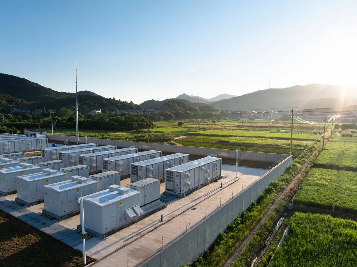 Batteriespeicher für Industrie & Gewerbe: Preise, Einflussfaktoren & Wirtschaftlichkeit [RATGEBER]